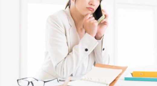 女性がお問い合わせをしている