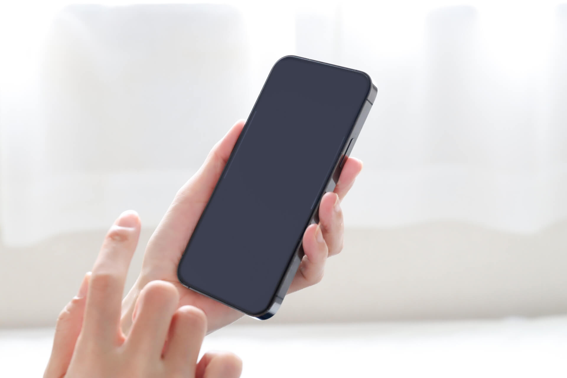 スマホを操作している